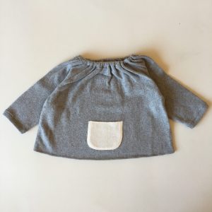 Pull bébé coton gris – poche ivoire