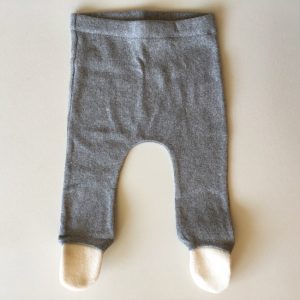 pantalon gris avec pieds