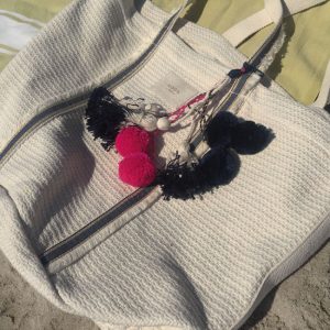 Grand sac de plage écru avec pompons multicolores