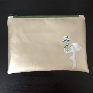 Pochette zippée en simili cuir doré