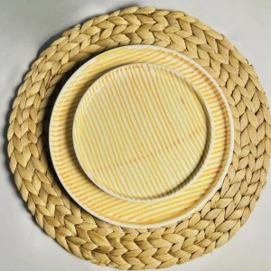 Assiettes à rayures fines