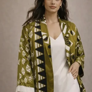 Haori en satin vert à motifs ethniques