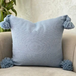 Housse coussin artisanale à pompons Bleu ciel