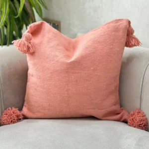 Housse de coussin artisanale à pompons saumon