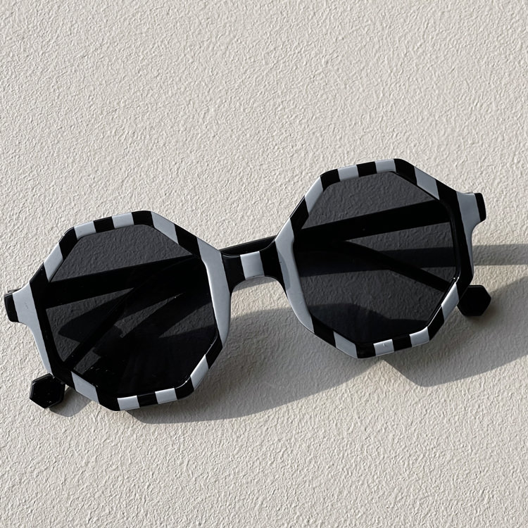 Lunettes de soleil noir et blanc