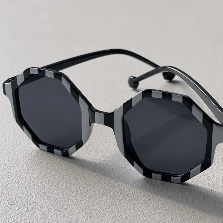 Lunettes de soleil noir et blanc – Image 4