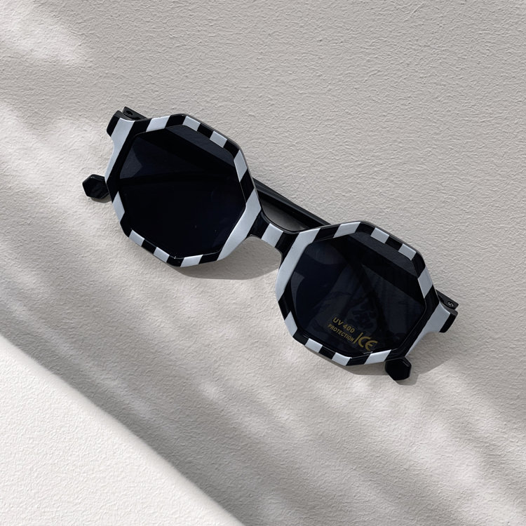 Lunettes de soleil noir et blanc – Image 2