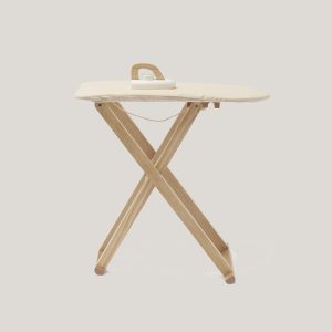 Table et fer à repasser en bois
