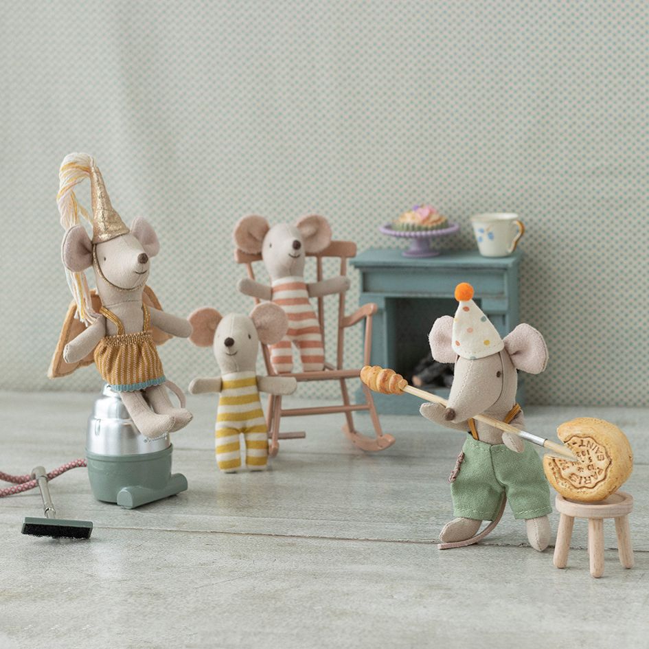 tenue de clown dans sa valisette pour petit frère souris – Image 2