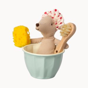 Grande soeur souris dans son bain