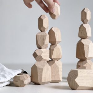 Les petits rochers empilables en bois