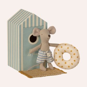 Petit frère souris à la plage