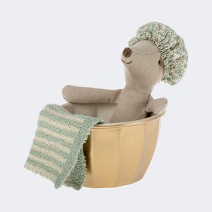 Grande soeur Souris dans sa tasse baignoire